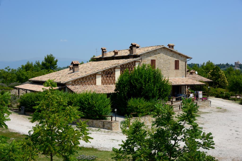 Agriturismo con Appartamenti con Camino, Piscina e Ristorante- Eco Village a Bevagna