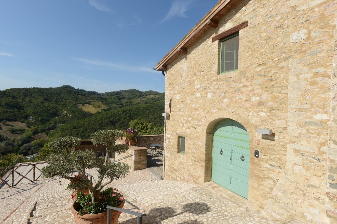 albergo diffuso con appartamenti e piscina umbria