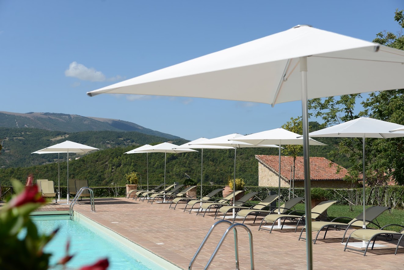 appartamenti con piscina e ristorante foligno
